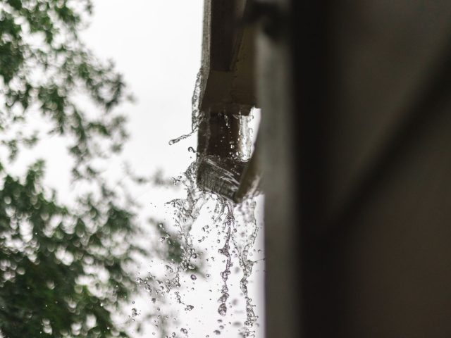 Installer un collecteur sur votre gouttière pour économiser l&rsquo;eau au jardin
